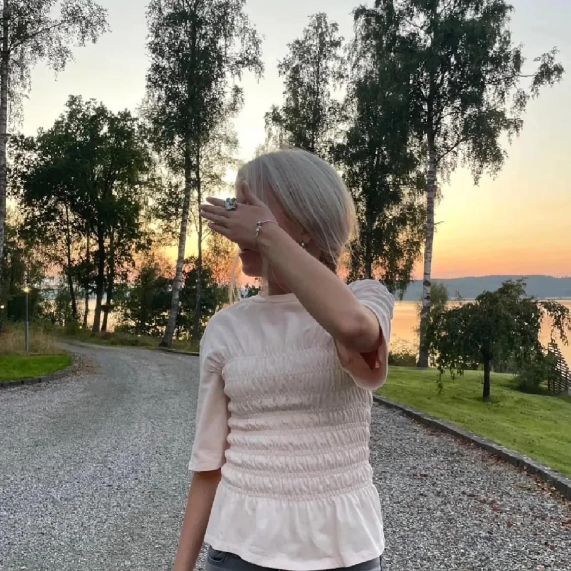 Ljusrosa topp med smockdetaljer - 90