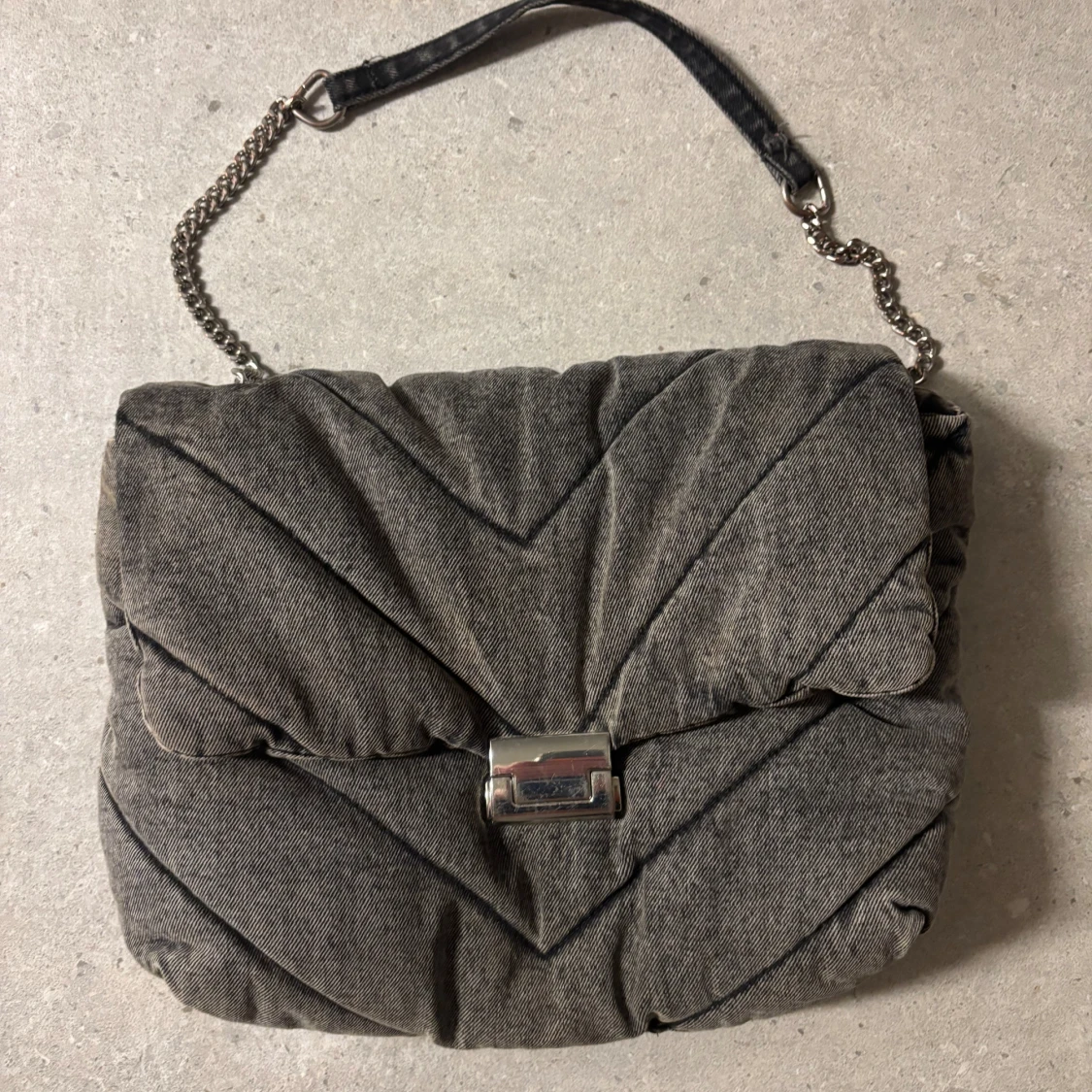 Grå quiltad axelväska med kedja