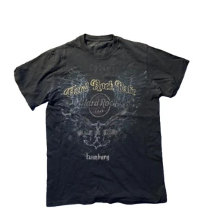 Svart T-shirt från Hard Rock Cafe - Fet svart T-shirt från Hard Rock Cafe. Ganska urtvättad men den är inte trasig någon stans
