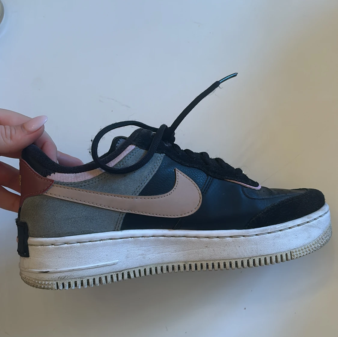 Nike Air Force 1 i svart och rosa - 1