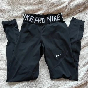 Svarta träningsleggings från Nike - Snygga svarta träningsleggings från Nike PRO med hög midja och elastisk linning med logotyp. Perfekta för gymmet eller löprundan✨💅🏼