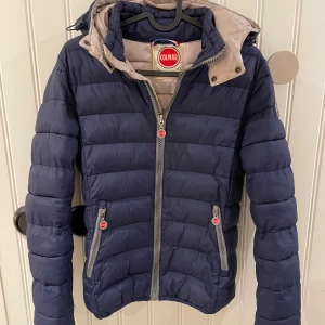 Colmar jacka - Snygg Colmar jacka i väldigt bra skick, skulle säga är den passar runt 160. Hör av dig vid minsta fundering. (23)