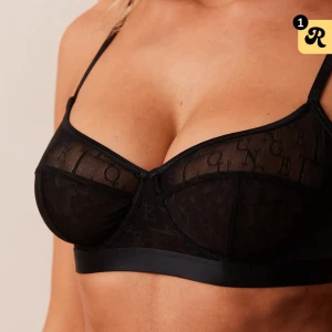 Svart spets-bh från lounge underwear  - Elegant svart bh från lounge underwear med spetsdetaljer och tunna axelband. Perfekt för en stilren look med en touch av lyx. 