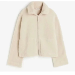 H&M teddyjacka  - Mysig beige trendig teddyjacka från h&m, perfekt till kyliga dagar vid höst, vintern och vår💘Är liten i storlek och passar både för storlek M💕Andra bilden är egen!