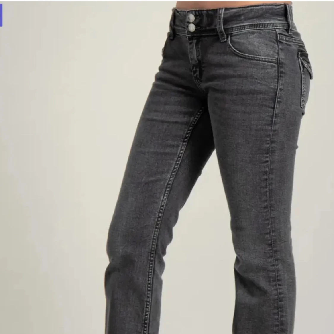 Grå jeans med bootcut från Gina Young 