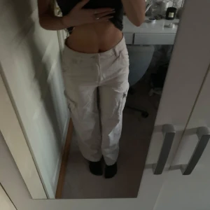 Beige cargobyxor från Divided - Säljer ett par beige cargobyxor från Divided. Byxorna har flera praktiska fickor och en baggy/loose passform. Perfekta för en avslappnad stil. Är i nyskick😍