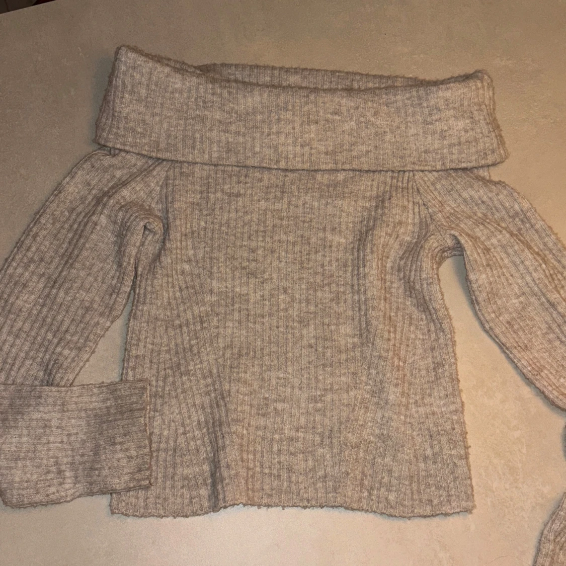 Beige/ljusgrå ribbad offshoulder tröja