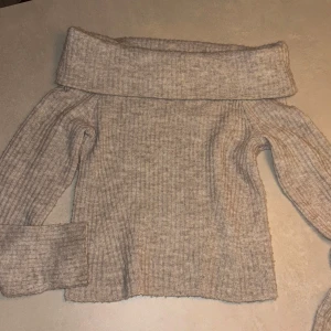 Beige/ljusgrå ribbad offshoulder tröja - off shoulder stickad tröja från hm. Är beige men har lite gråa toner, speciellt på bilden.  Inte använd så mycket. 