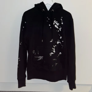 Svart hoodie från Helmut Lang - Säljer en svart hoodie från Helmut Lang i storlek S, skick 9/10 inga större täcken på användning. För fler frågor är de bara o skriva//Liam