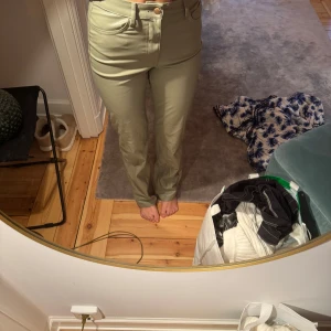 Läderbyxor gröna - Snygga gröna läderbyxor  Byxorna har en klassisk design med knappar och dragkedja framtill. Perfekta för en stilren look.