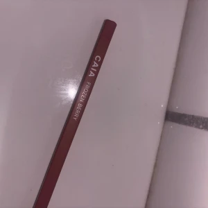 Läpppenna Frozen Berry från CAIA - Snygg läppenna i färgen Frozen Berry från CAIA.  Enkel att applicera och ger ett långvarigt resultat. Det går ej att köpa denna läppenna, var limited edition i julkalendern. Endast testad på handel, aldrig vesad