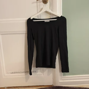 Svart långärmad topp från Lindex - Snygg svart långärmad topp från Lindex i storlek XS. Perfekt för en stilren look, med en enkel design som passar till många olika outfits. Tillverkad i ett mjukt och bekvämt material.