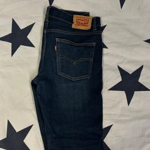 Jeans från levis  - Feta jeans från levis inköpta från deras butik i stockholmsstad. Super bra skick men lappen där bak har fått en ”spricka” men man lägger inte märke till det (finns på bild 4) original pris 899:- kan diskutera pris och sänka under snabb affär.