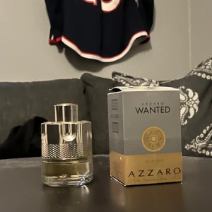 Azzaro Wanted Edt 50ml - Säljer en flaska azzaro wanted edt då jag inte använt den så mycket och känner att det är onödigt att ha kvar den, skulle säga att mer än halva är kvar (se mängd bild 2!) För fler frågor går det bra att skriva!