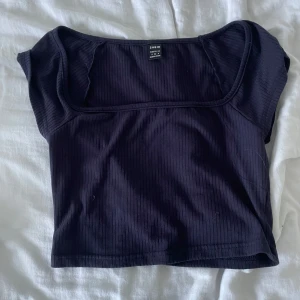 Mörkblå ribbad topp från SHEIN - En gullig mörkblå topp från SHEIN med korta ärmar och en fyrkantig halsringning. Inte använd 