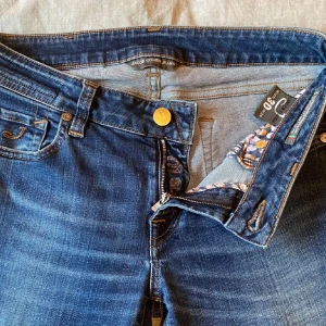 Mörkblå jeans från Jacob cohen - Tjena😊 säljer mina snygga mörkblå jeans från Jacob cohen. De är i otroligt bra skick och har inga skador.Dessa jeans har en smal passform som sitter snyggt längs benen. Perfekta för en stilren look. Pris kan diskuteras🙂