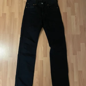 Svarta Levis 501 jeans - Levis 501 jeans i nyskick använda 2 gånger, storlek 28/32 nypris runt 1100 säljes för 350kr
