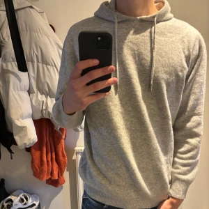 Grå kashmir hoodie - Säljer min gråa kashmir hoodie då ja knappt använder den. Den e inte använd mycket och är näst intill i perfekt skick. Hör av er vid funderingar! Nypris: 1100kr