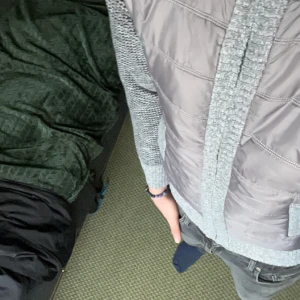 Grå quiltad hybrid jacka/Cardiagan jacka - *priset är ej hugget i sten* Säljer en snygg grå quiltad jacka med stickade ärmar och krage. Jackan har en dragkedja framtill. Den är både stilren och bekväm, idealisk för kyligare dagar.