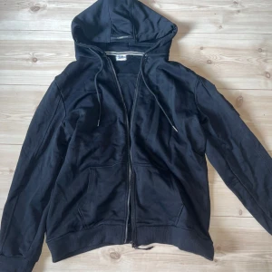 CP Company Zip Up tröja - CP Company zip up tröja. helt oanvänd i storlek XL men är liten i storleken så den passar typ som ett L. Vid frågor så är de bara att höra av dig. PRISET ÄR INTE HUGGET I STEN.