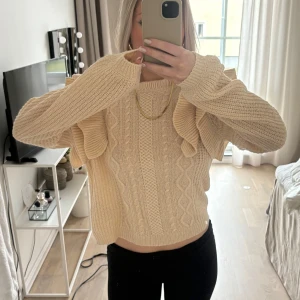 Stickad tröja med volang  - Supersöt och mysig stickad tröja med volanger och detaljer 