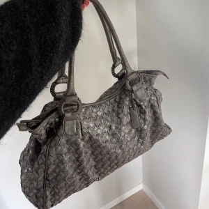 Grå skimrig vintage väska😍 - Snygg grå och skimrig vintage väska från St.Sulpice. Bredd: 50cm, djup: 14cm, höjd: 25cm. (Skriv för fler bilder)💗Lite smutsig på insidan*