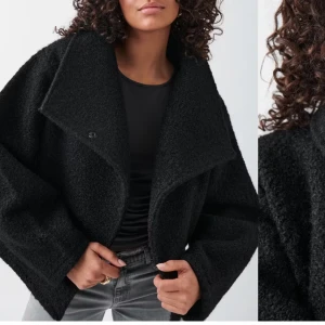 Svart teddyjacka - Slutsåld svart kappa från Gina. Jättefin nu till våren/hösten 