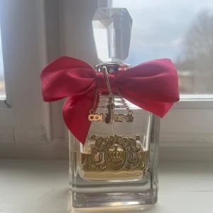 Viva La Juicy parfym - Parfym från Juicy Couture som heter Viva La Juicy. Flaskan innehöll från början 100ml och det är lite mindre än halva kvar nu.