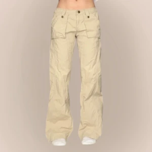 Beige cargopants  - Lågmidjade 2000s byxor, så snyggt baggy! Jag på bilden har strl 38 på underdelar och är 170cm lång. Klicka på köp nu <3