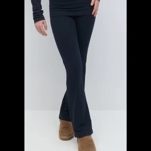 Marinblåa yoga pants från Gina Young - Säljer dem här nyköpta marinblå yoga pants från Gina Young. Storleken är 146/152 vilket typ är storlek xxs/xs, mycket bra skick!🌸