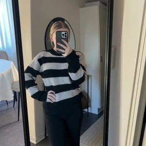 Randig stickad tröja från H&M - Stickad tröja från H&M Storlek XS Knappt använd 📷 Säg till om du vill ha fler bilder så fixar jag det.  💸 Vid snabb affär kan ja tänka mig att sänka priset. ✉️ Köparen står för frakten.