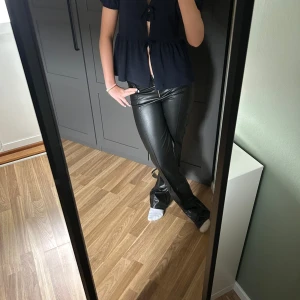 Mörkblå blus - Mörkblå blus i T-shirt tyg. Använt en gång. Mycket fin från Gina Young🩷