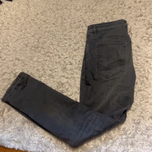 Tom Tailor Jeans - Säljer dessa snygga jeans från Tom Tailor 🌟 Modellen är slim och de är även hyperflex 👖Hör av er vid frågor och funderingar 🤩