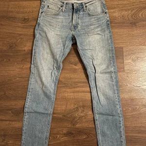 Ljusblå slim fit jeans från Lee - Använd ett fåtal gånger. Som ny. Bara legat i garderoben. Nypris 1000kr.