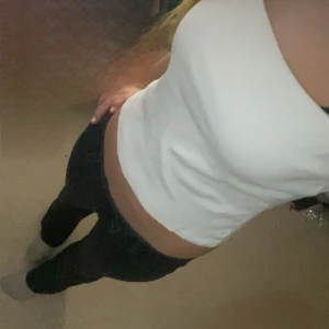 vit linne  - ett gulligt vit basic ribbat linne ifrån Kappahl som går att använda som en tub topp med smala vita snören💓(använd få gånger)