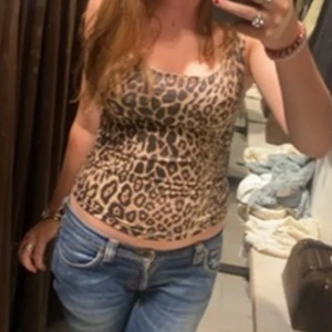 Leopardmönstrat linne - Trendig leopardmönstrat linne i syntetmaterial. Tight passform. Passar utmärkt till jeans eller kjol🩷