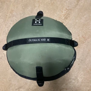 Sovsäck Haglöfs - Varm och mysig sovsäck från Haglöfs. Perfekt för långa kampingutflykter så som en natt vid sjön.