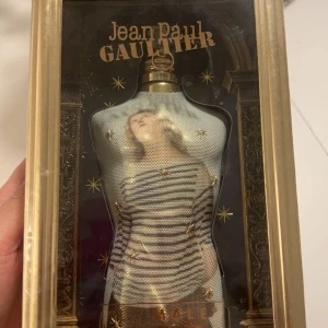 Jean Paul Gaultier Le Male Limited Edition - Säljer en Jean Paul Gaultier Le Male Eau de Toilette i en unik flaska i marint tema. Flaskan är 125 ml och kommer i en elegant förpackning med guld detaljer. Flaskan är limited edition och är helt oöppnad. Har även nk påse och kvitto kvar. Nypris 1450kr.