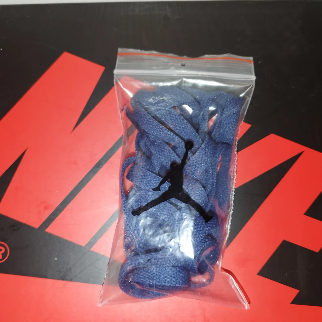 Nike Air Jordans i svart och blått - 4