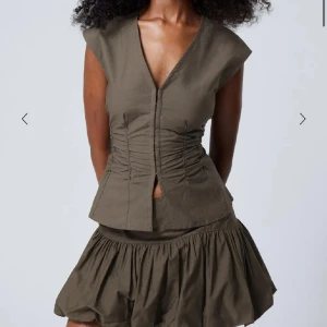 Grön weekday topp - Säljer denna slutsålda weekday topp!! Använd endast en gång😍