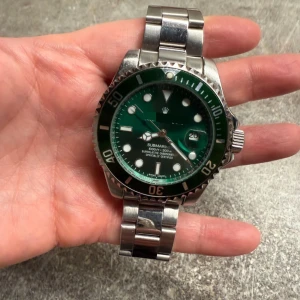 Klocka  - Skicka dm för bild där man ser allt. Fint skick, bra tyngd. Behöver nytt batteri, därav priset 