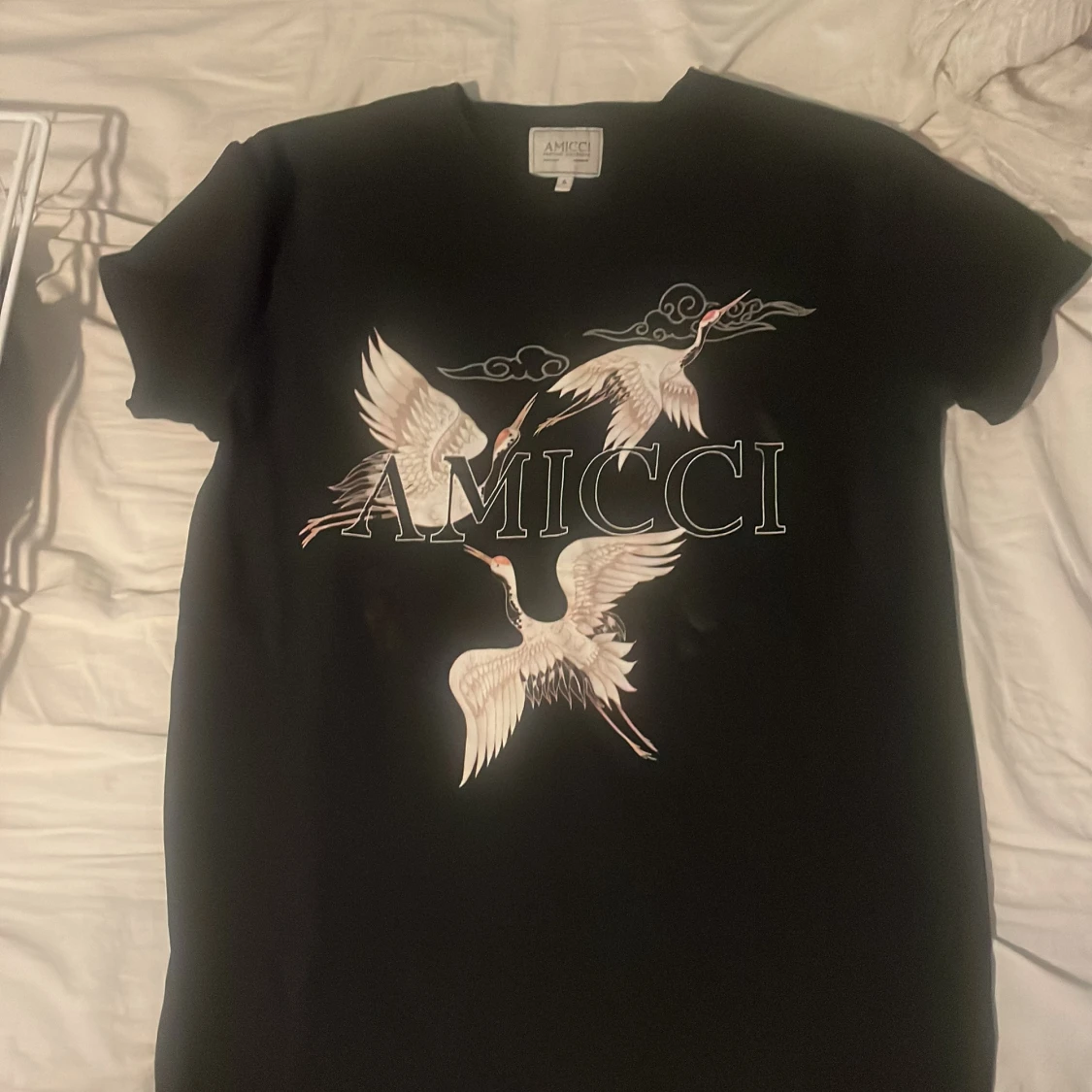 Svart t-shirt med tryck från Amicci