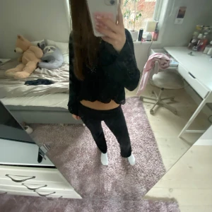 Svart spetsmönstrad tröja från only  - Säljer en svart spetsmönstrad tröja från Gina Tricot. Tröjan har långa ärmar, perfekt för en stilren look. Den är tillverkad i ett mjukt och bekvämt material. Passar utmärkt till både jeans och kjol. 🖤 helt ny med prislapp kvar. Köpte för 300!!!