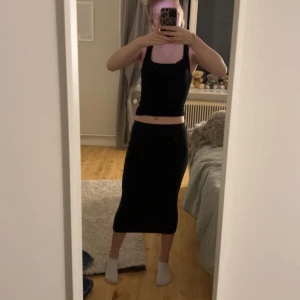 Svart kjol - Svart lite längre kjol. Köpt på SHEIN och aldrig kommit till användning sen jag köpte den tyvärr. Jag är 175 cm så den är inte den längden jag hade önskat att den skulle vart. Annars är den fin, skulle säga mer att den lutar åt väldigt mörk grå eller urtvättad svart. Även väldigt stretchig i materialet. Så tror att den skulle passa en storlek större också💞