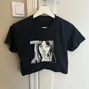 Svart croppad t-shirt med tryck - Snygg svart croppad t-shirt från Brandy Melville med tryck och texten 'I'll meet you in New York'. Använd ett fåtal gånger och i väldigt bra skick. Storleken är S