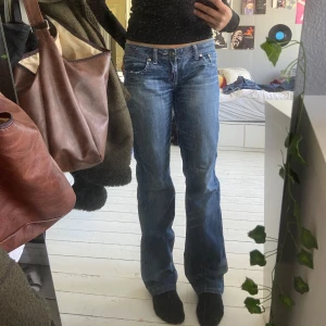 Lågmidjade jeans  - ågmidjade bootcut jeans. Storlek w29 L33. Rakt över midjan: 41 cm Innerben: 82 cm