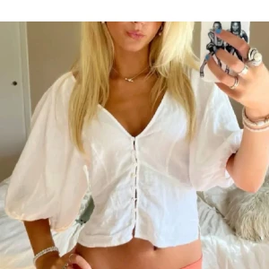 Vit blus h&m - Jättefin vit blus från h&m i storlek S! Superfin under sommaren. Blusen är aldrig använd och har prislapp kvar, därav i nyskick! Pris kan diskuteras 🌸🌸(lånad bild)