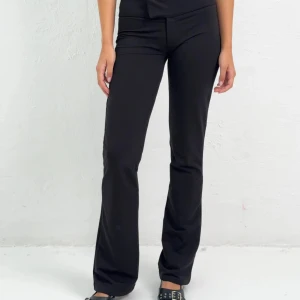 Byxor  - jätte fina bootcut byxor med låg midja 🤗säljer då jag köpte fel storlek så dom passar inte mig :(