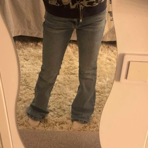 Jeans - Blåa jeans från gina som inte kommer till användning längre 💘💘 lite halvt slitna (syns på en av bilderna) så därav priset, samt att jag har haft dom i 1 eller 2 år 🤷🏼‍♀️lite stretchiga i materialet så passar någon som har 34!
