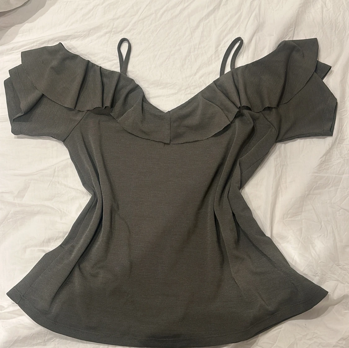 Grå topp med volangdetaljer